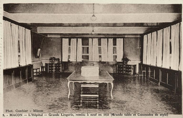 Grande lingerie, remise à neuf en 1933 (grande table et commodes de style).