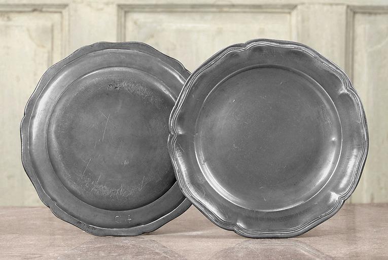 Vue des deux plats, face et revers.