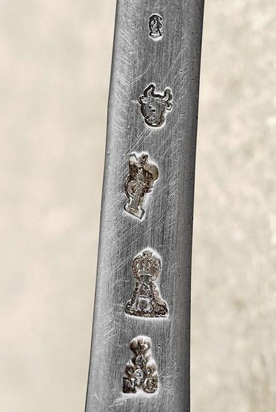 Détail des poinçons.