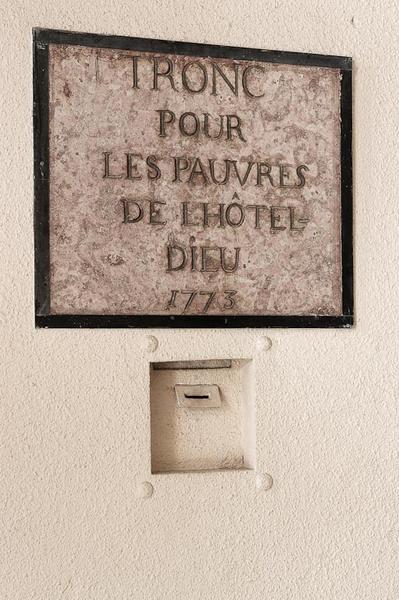 Vestibule, détail du tronc des pauvres.