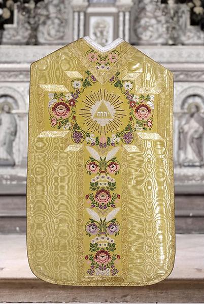 Ornement doré (chasuble, étole, manipule, voile de calice, bourse de corporal)