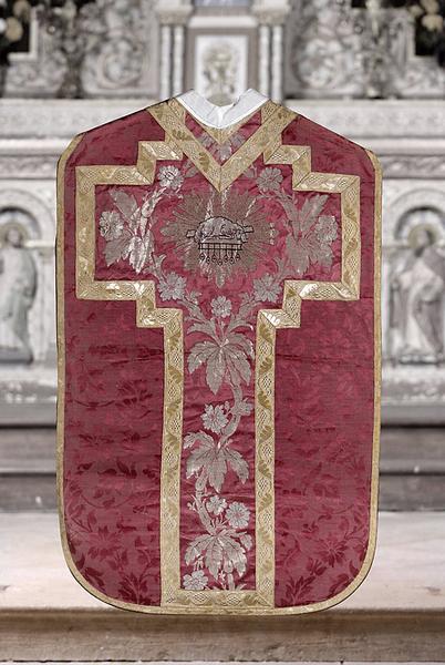 Ornement rouge (chasuble, étole, manipule, voile de calice, bourse de corporal)