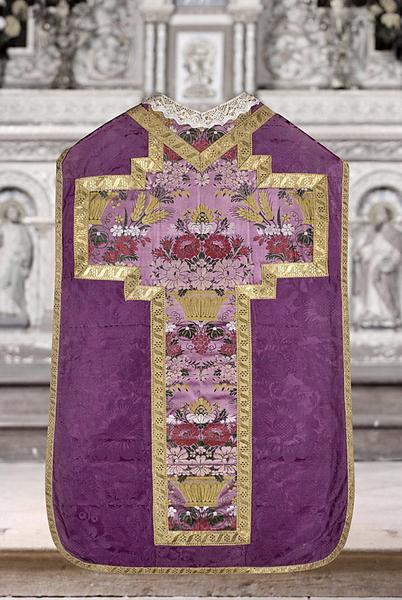 Ornement violet (chasuble, manipule, voile de calice, bourse de corporal)