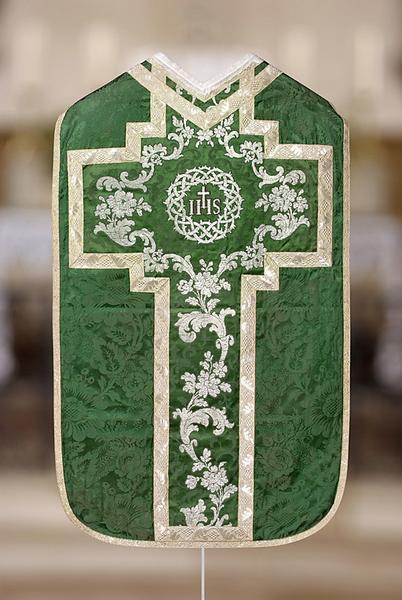 Ornement vert (chasuble, étole, manipule, voile de calice, bourse de corporal)