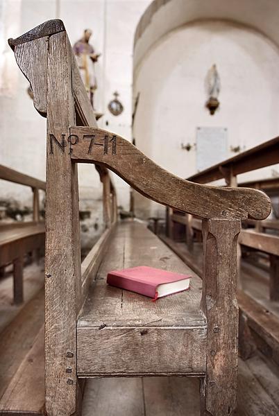 Lambris de revêtement avec bancs de choeur et vingt-deux bancs de fidèles