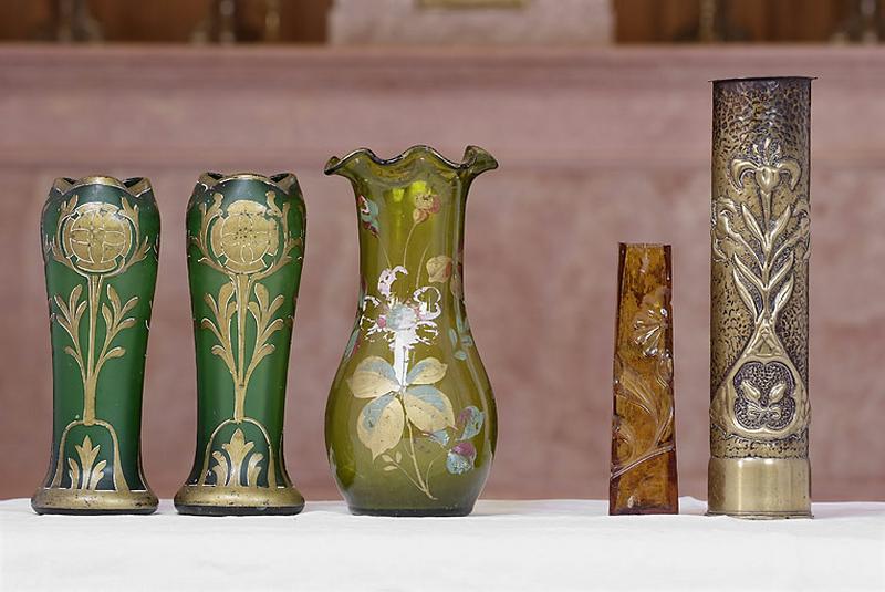 Ensemble de quatre vases en verre et d'un vase obus.