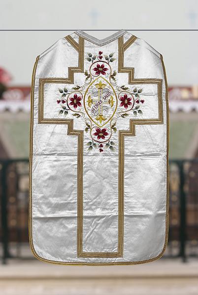 Ornement blanc (chasuble, étole, voile de calice, bourse de corporal)