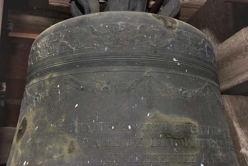 Détail : frises du vase supérieur et début de l'inscription.