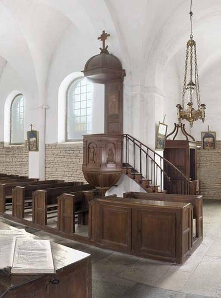 Ensemble d'un confessionnal, de deux bancs de choeur (bancs de chantres) et de vingt-trois bancs de fidèles