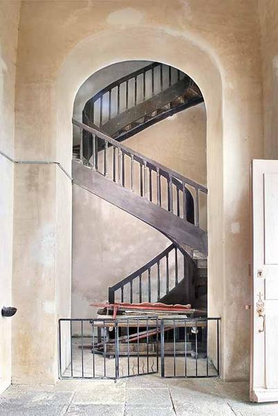 Vestibule : escalier d'accès au clocher.