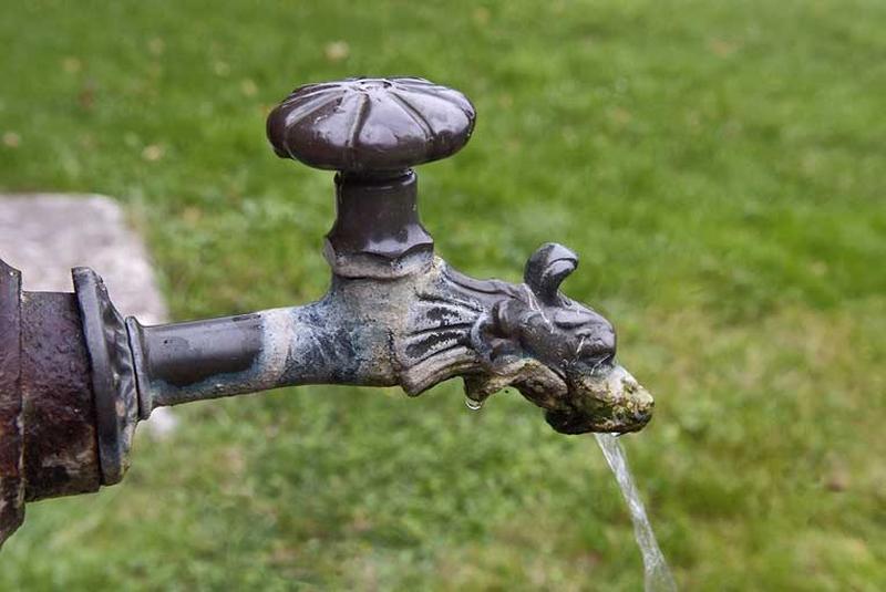 Borne-fontaine, détail du robinet.