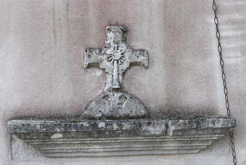 Détail du décor au-dessus de l'entrée.