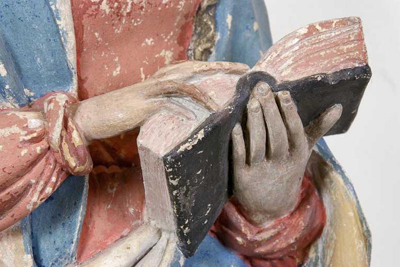 Détail de la Vierge : mains et livre.