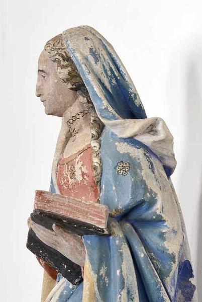 Détail de la Vierge : vue à mi-corps de profil gauche.