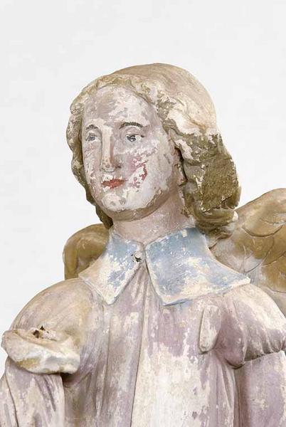 Ange : vue de trois quarts gauche, détail.