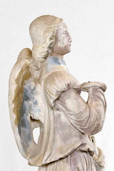 Ange : profil droit, détail.