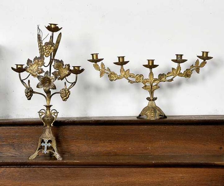 Vue de deux chandeliers.