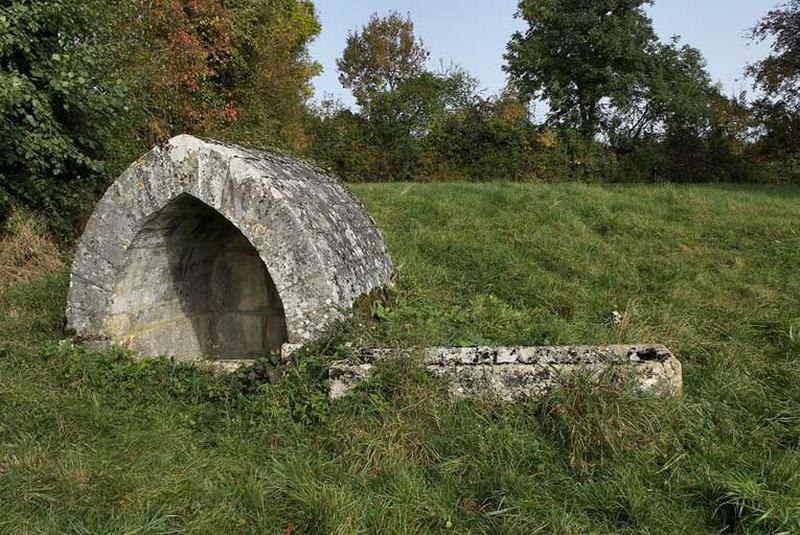 Fontaine, vue de face.