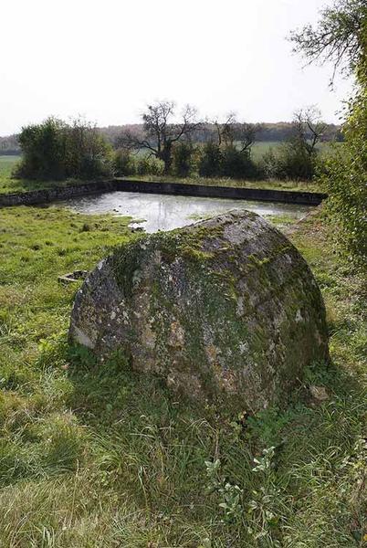 Revers de la fontaine et mare.