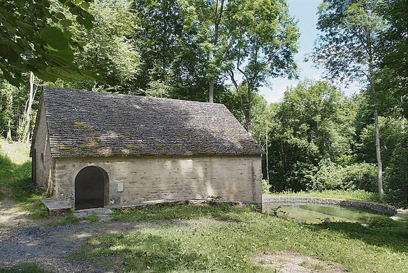 Vue d'ensemble du lavoir et de l'abreuvoir.