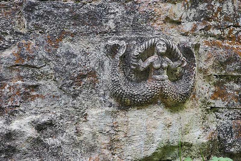 Détail du bassin de la fontaine : sirène.