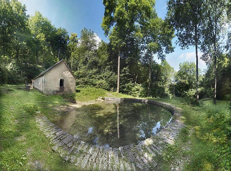 Vue d'ensemble du lavoir et de l'abreuvoir.