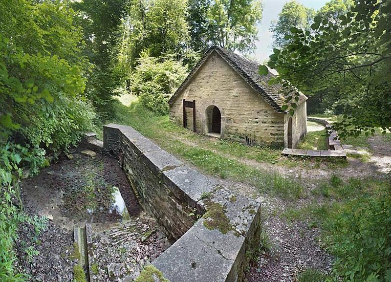 Bassin de la fontaine et lavoir.