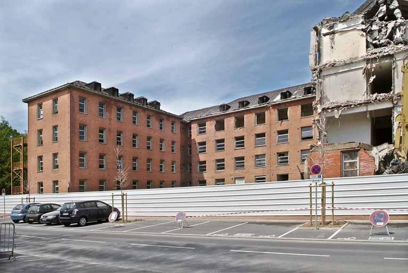 Bâtiment hospitalier en cours de démolition.