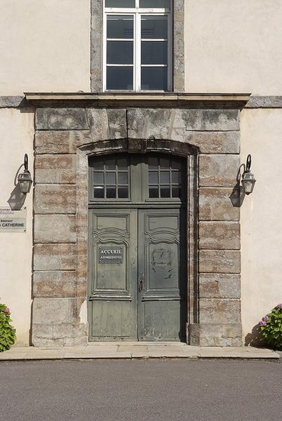 Porte d'entrée.