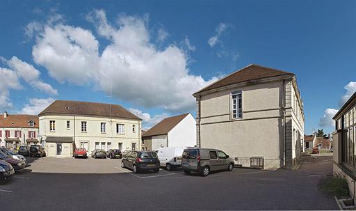 Bâtiment ouest, à gauche de l'entrée de la cour et élévation gauche de l'ancien bâtiment des vieillards.