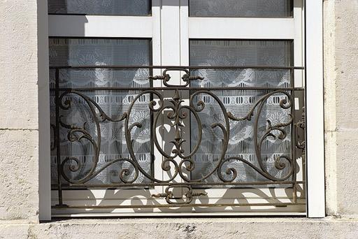 Ancien bâtiment des vieillards : détail d'un garde-corps.