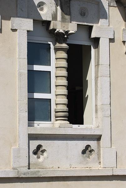 Ancien bâtiment des vieillards, travée centrale : fenêtre de l'étage.