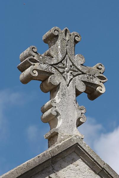 Ancien bâtiment des vieillards, travée centrale : croix du couronnement.