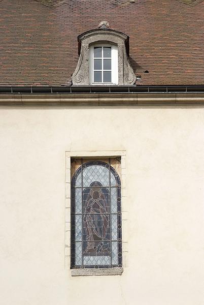 Façade postérieure du bâtiment principal : détail de la fenêtre de la chapelle et d'une lucarne.