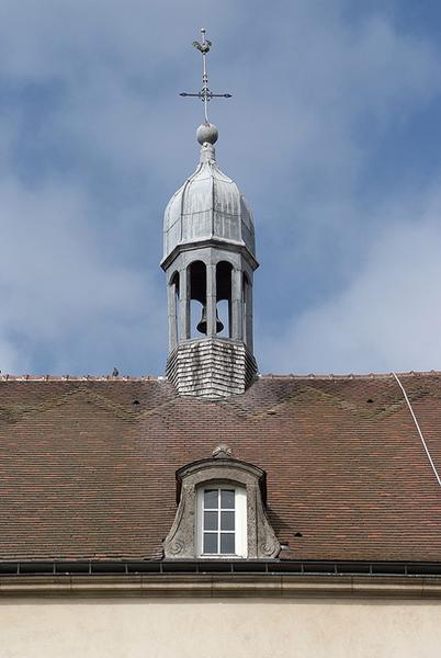 Façade postérieure du bâtiment principal : campanile et lucarne.