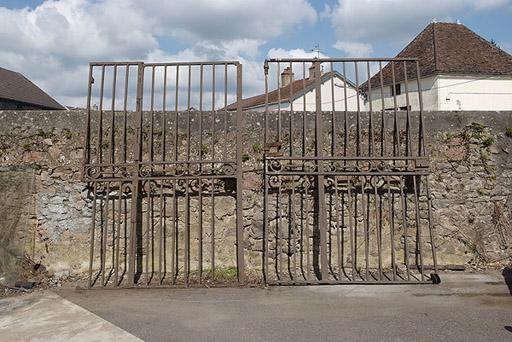 Ancien portail de la cour.