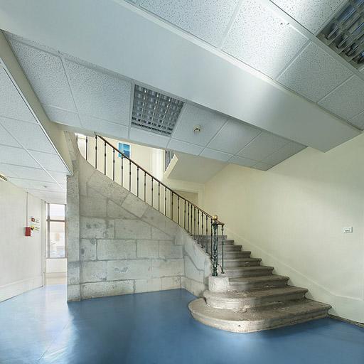 Escalier du vestibule à gauche de la chapelle.