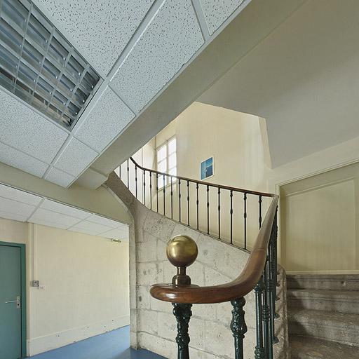 Escalier du vestibule à gauche de la chapelle.