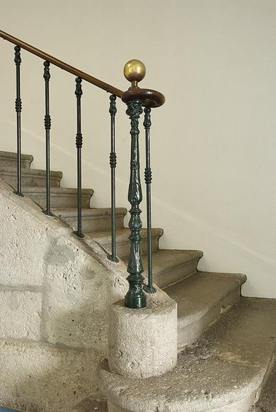 Escalier du vestibule à gauche de la chapelle, détail.