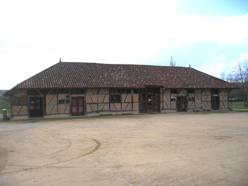 Vue d'ensemble de la façade du bâtiment des dépendances.