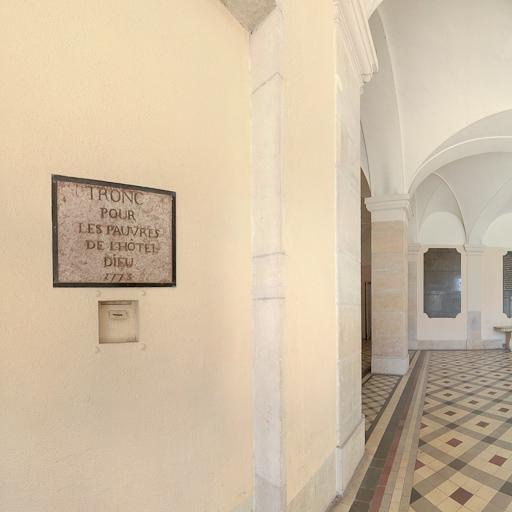 Vestibule, tronc des pauvres.
