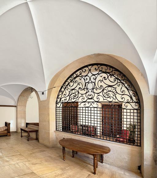 Salle à gauche de l'entrée.