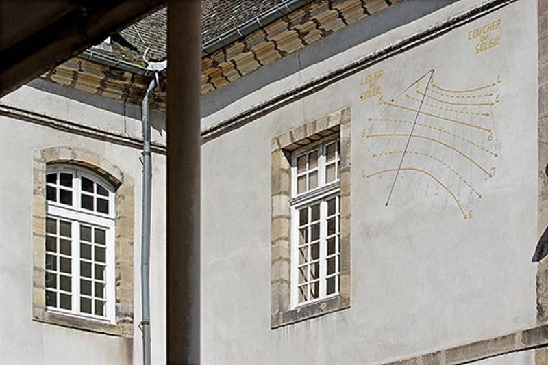 Fenêtre du corps central, à gauche, et fenêtre du pavillon postérieur de l'aile gauche, à droite.