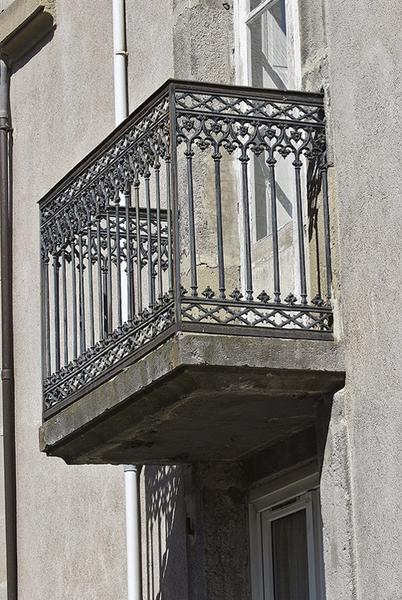 Pavillon postérieur de l'aile droite : détail d'un balcon ajouté postérieurement.