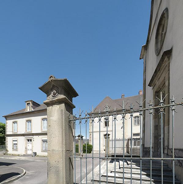 Pilier d'un portail et bâtiment gauche de l'allée menant à la chapelle.