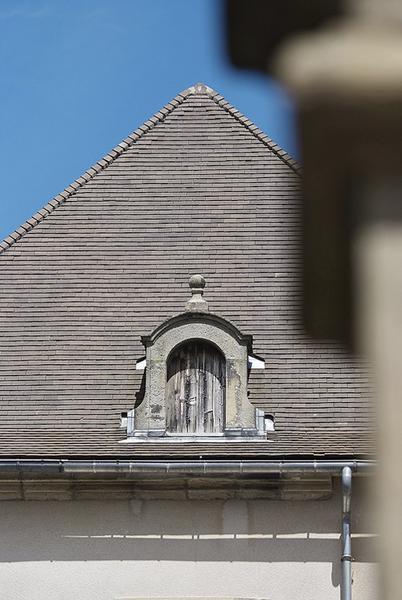 Façade sur cour de l'aile gauche : lucarne.