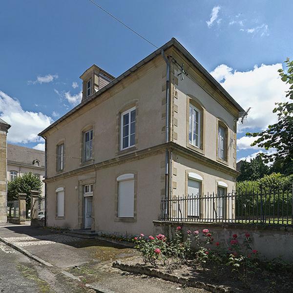 Bâtiment bordant l'allée de la chapelle à droite.