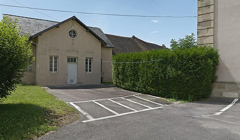 Bâtiment en face du mur de croupe de l'aile gauche.