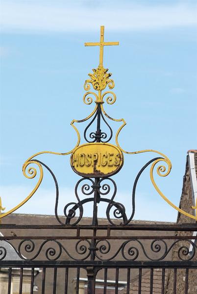 Portail en fer forgé dans l'axe de la chapelle : détail.