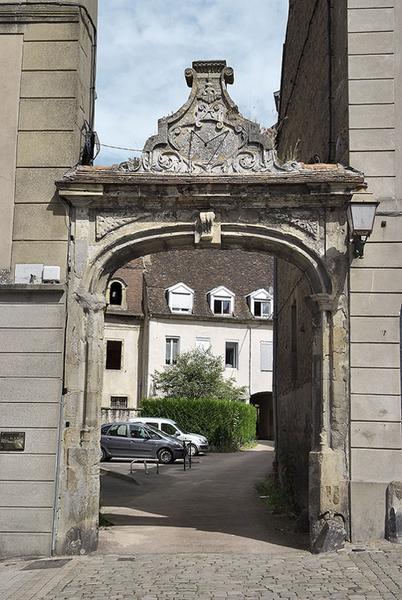 Portail menant à l'ancien couvent des soeurs.